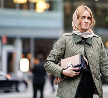 Moda 2020: Nosi ją twoja babcia i królowa Elżbieta. Ta kurtka to tej jesieni absolutny must-have!