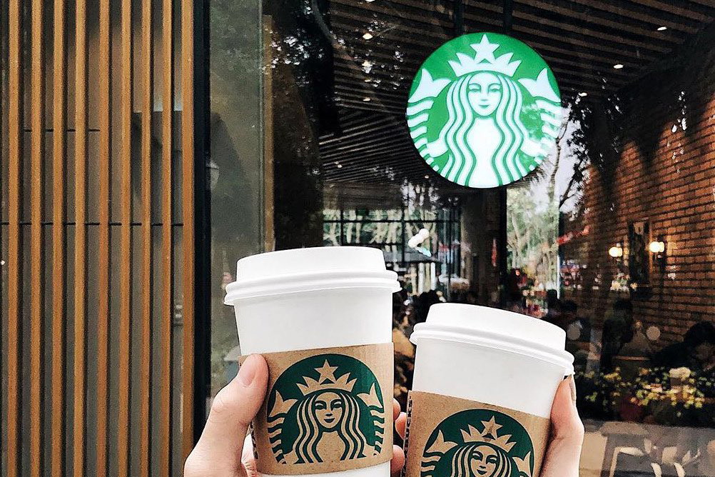 Starbucks ruszył z dostawą do domu! Jak zamówić kawę i ciastko z popularnej kawiarni?