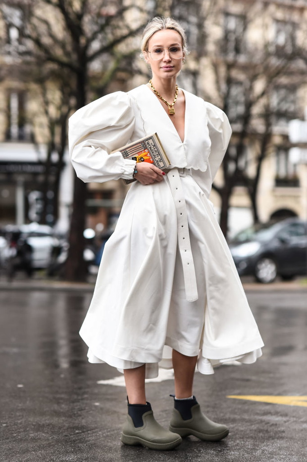 Street Style - Paris Fashion Week - Womenswear Fall/Winter 2020/2021 : Day Four