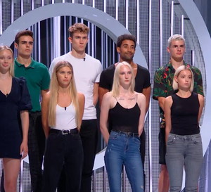 Top Model 9. Odcinek 7. Akrobatyczna sesja zdjęciowa, pokaz z facetami na obcasach oraz film modowy. A wśród gości specjalnych Anna Jagodzińska, Joanna Jędrzejczyk i Katarzyna Dąbrowska, redaktor naczelna GLAMOUR
