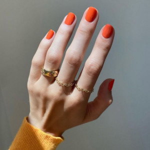 Ten prosty trik sprawi, że nie pobrudzisz skórek lakierem przy malowaniu paznokci. Manicure w domu nigdy nie był łatwiejszy!