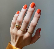 Ten prosty trik sprawi, że nie pobrudzisz skórek lakierem przy malowaniu paznokci. Manicure w domu nigdy nie był łatwiejszy!