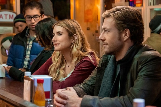 W rolach głównych w filmie „Randki od święta” występują Emma Roberts i Luke Bracey.