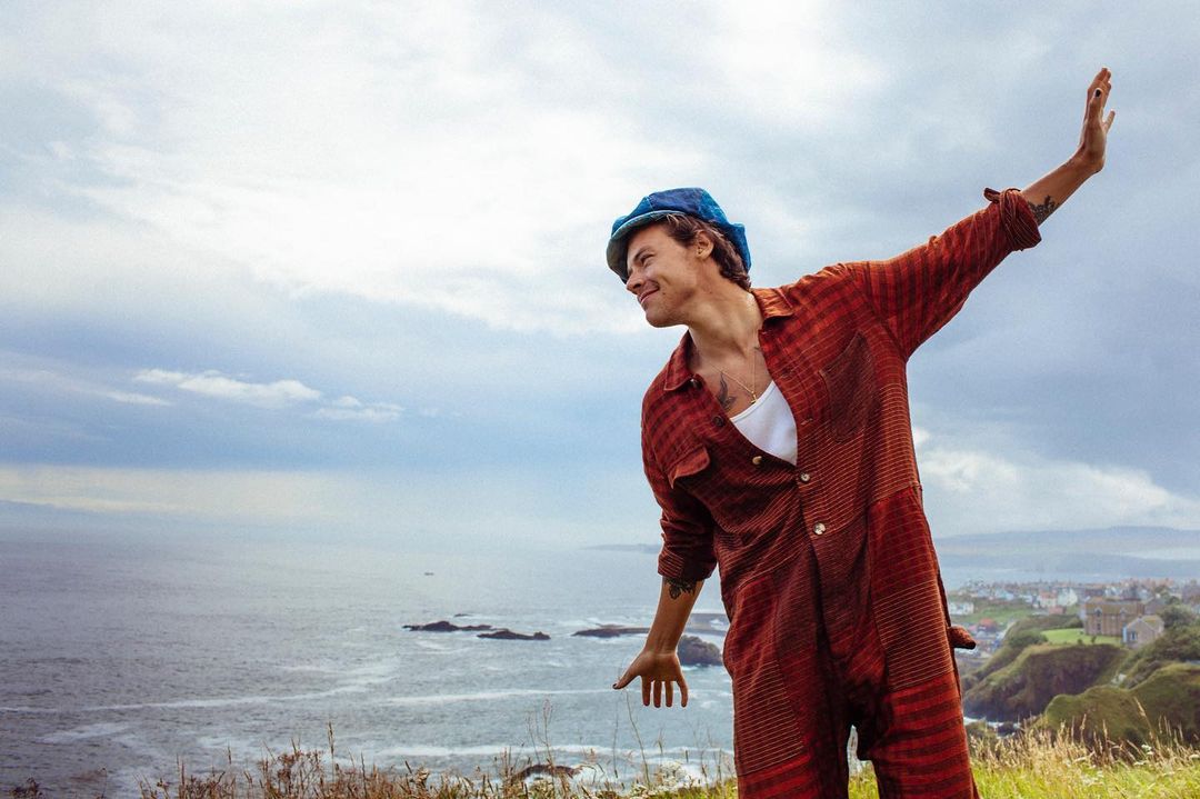 Harry Styles na okładce magazynu „Vogue”. Dokonał tego jako pierwszy mężczyzna w historii