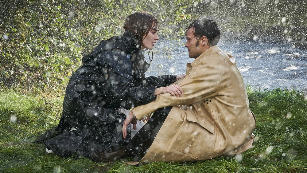Kadr z filmu „Wild Mountain Thyme” z Emily Blunt i Jamiem Dornanem