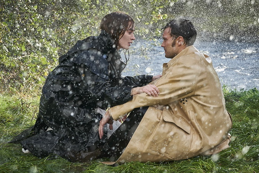 Kadr z filmu „Wild Mountain Thyme” z Emily Blunt i Jamiem Dornanem