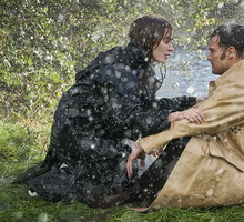 Kadr z filmu „Wild Mountain Thyme” z Emily Blunt i Jamiem Dornanem