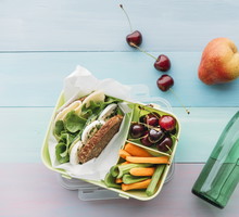 Lunchbox do szkoły – co ze sobą zabrać, by drugie śniadanie było pożywne i zdrowe? Fit inspracje na lunchboxy do szkoły