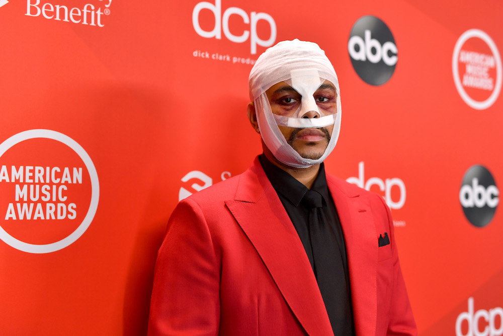 Dlaczego The Weeknd pojawił się z zabandażowaną twarzą na American Music Awards 2020?