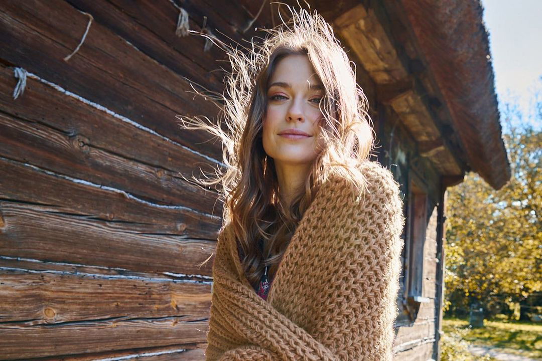 Ten sweter wyprzedał się co do sztuki zaraz po pojawieniu się w sprzedaży. Teraz znów można go kupić! I jest na przecenie