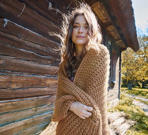 Ten sweter wyprzedał się co do sztuki zaraz po pojawieniu się w sprzedaży. Teraz znów można go kupić! I jest na przecenie