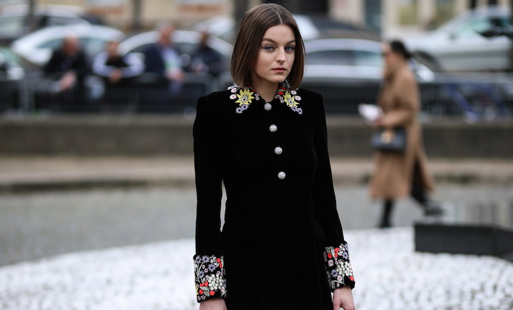 Emma Corrin, odtwórczyni księżnej Diany w „The Crown”, założyła stylowy płaszcz z sieciówki! Wiemy, gdzie go kupić