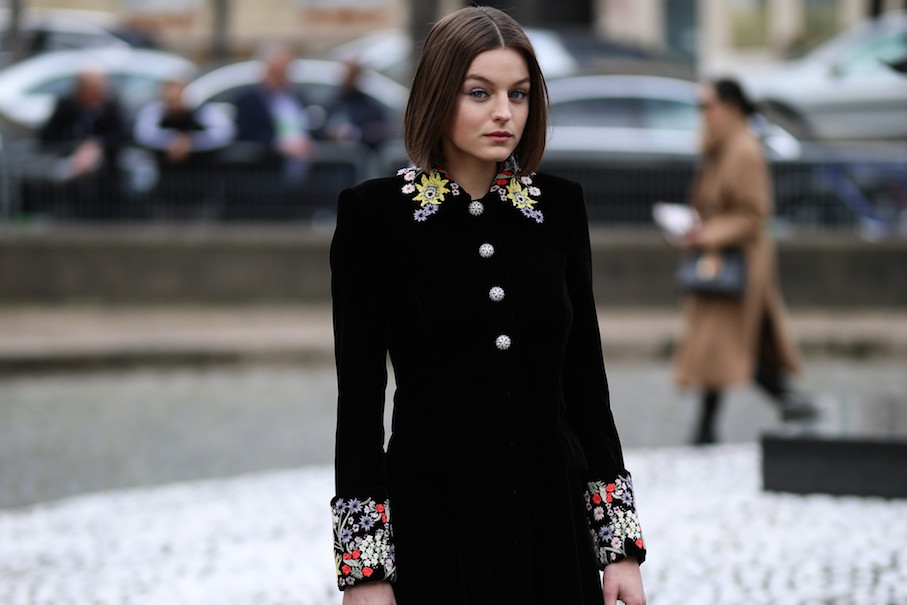 Emma Corrin, odtwórczyni księżnej Diany w „The Crown”, założyła stylowy płaszcz z sieciówki! Wiemy, gdzie go kupić