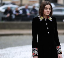 Emma Corrin, odtwórczyni księżnej Diany w „The Crown”, założyła stylowy płaszcz z sieciówki! Wiemy, gdzie go kupić