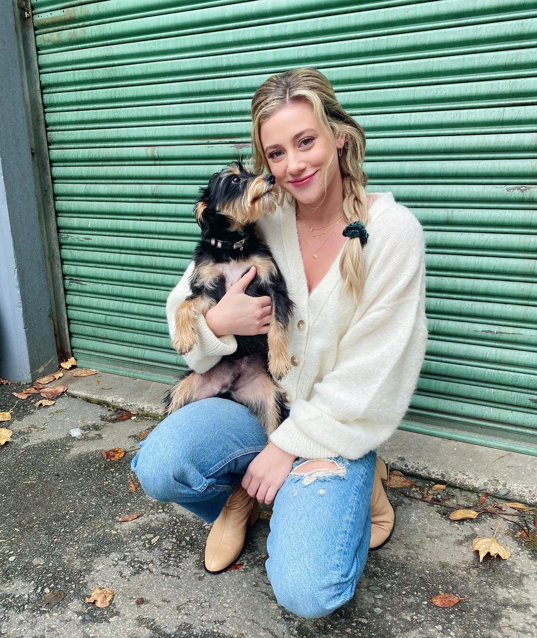 Lili Reinhart udowadnia, że to właśnie ta kurtka tej zimy jest najmodniejsza. Gwiazda „Riverdale” postawiła na model z sieciówki!