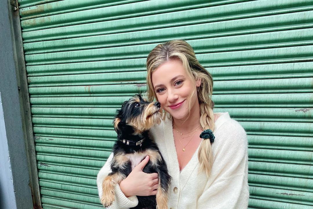 Lili Reinhart udowadnia, że to właśnie ta kurtka tej zimy jest najmodniejsza. Gwiazda „Riverdale” postawiła na model z sieciówki!