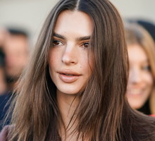Jak Emily Ratajkowski dba o włosy?