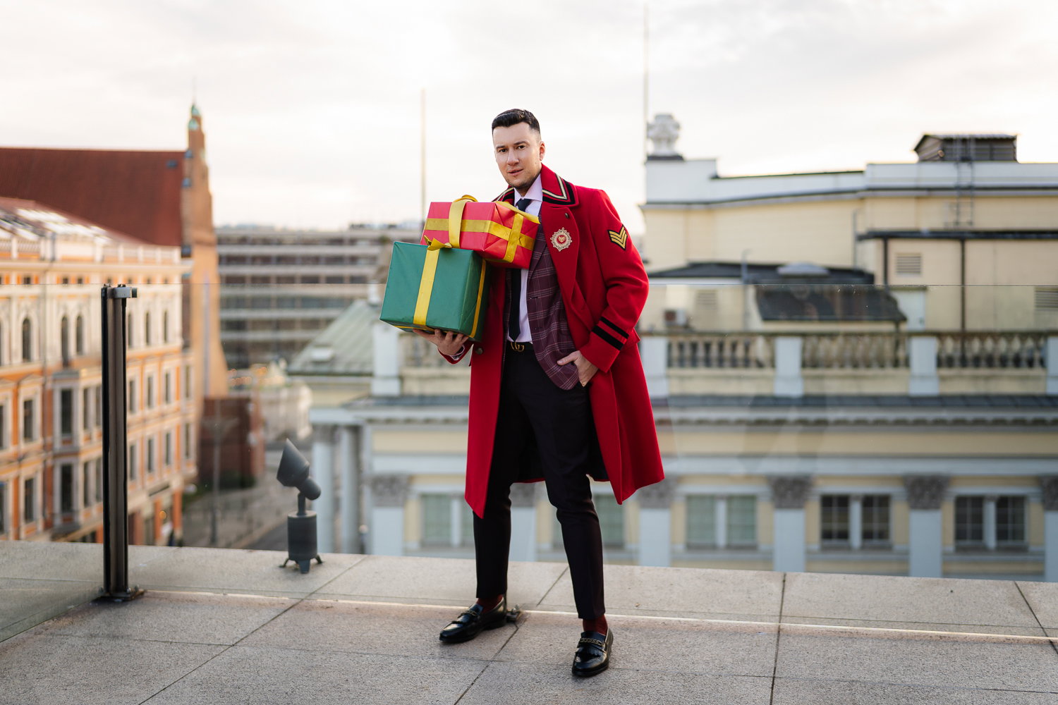 Łukasz Kędzior w świątecznej sesji zdjęciowej we Wrocławiu