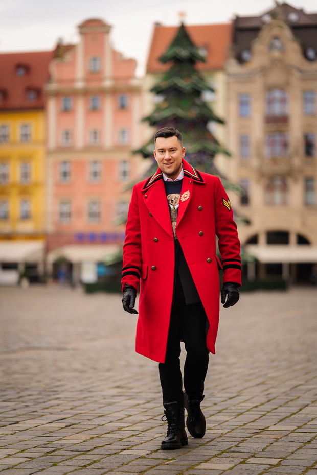 Łukasz Kędzior w świątecznej sesji zdjęciowej we Wrocławiu