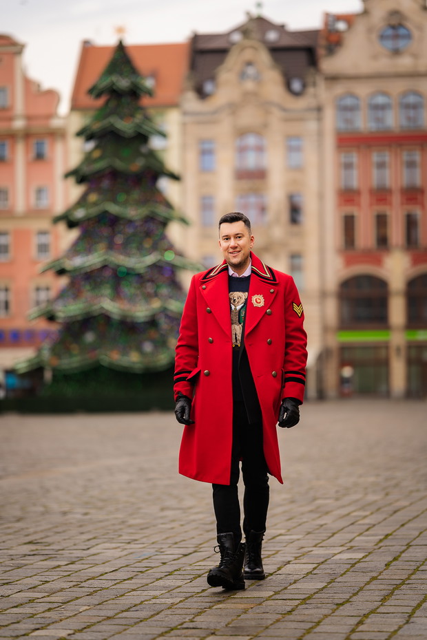 Łukasz Kędzior w świątecznej sesji zdjęciowej we Wrocławiu