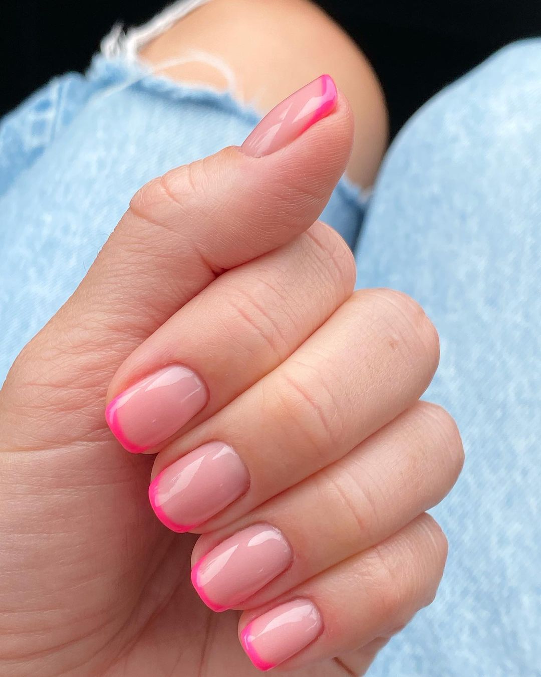 Zapomnijcie o klasycznym frenchu, teraz nosi się... neon French manicure! To jedne z najmodniejszych paznokci 2021 roku
