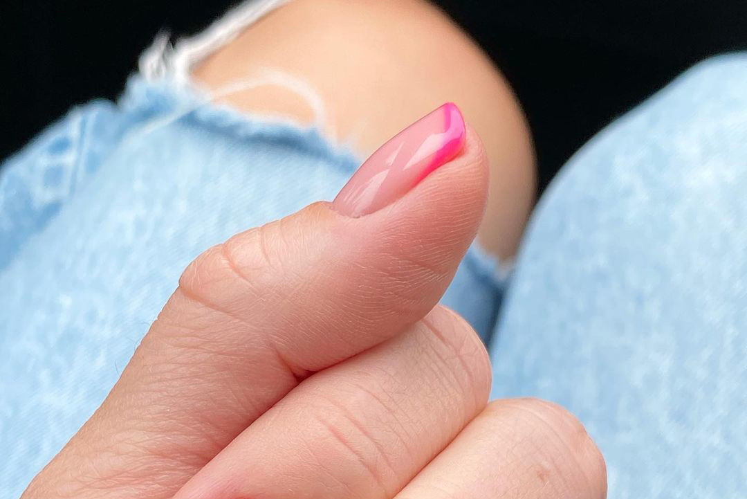 Zapomnijcie o klasycznym frenchu, teraz nosi się... neon French manicure! To jedne z najmodniejszych paznokci 2021 roku