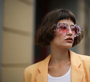 Boyfriend bob to najbardziej cool odmiana najpopularniejszej fryzury ostatnich miesięcy. Będzie hitem w 2021 roku!