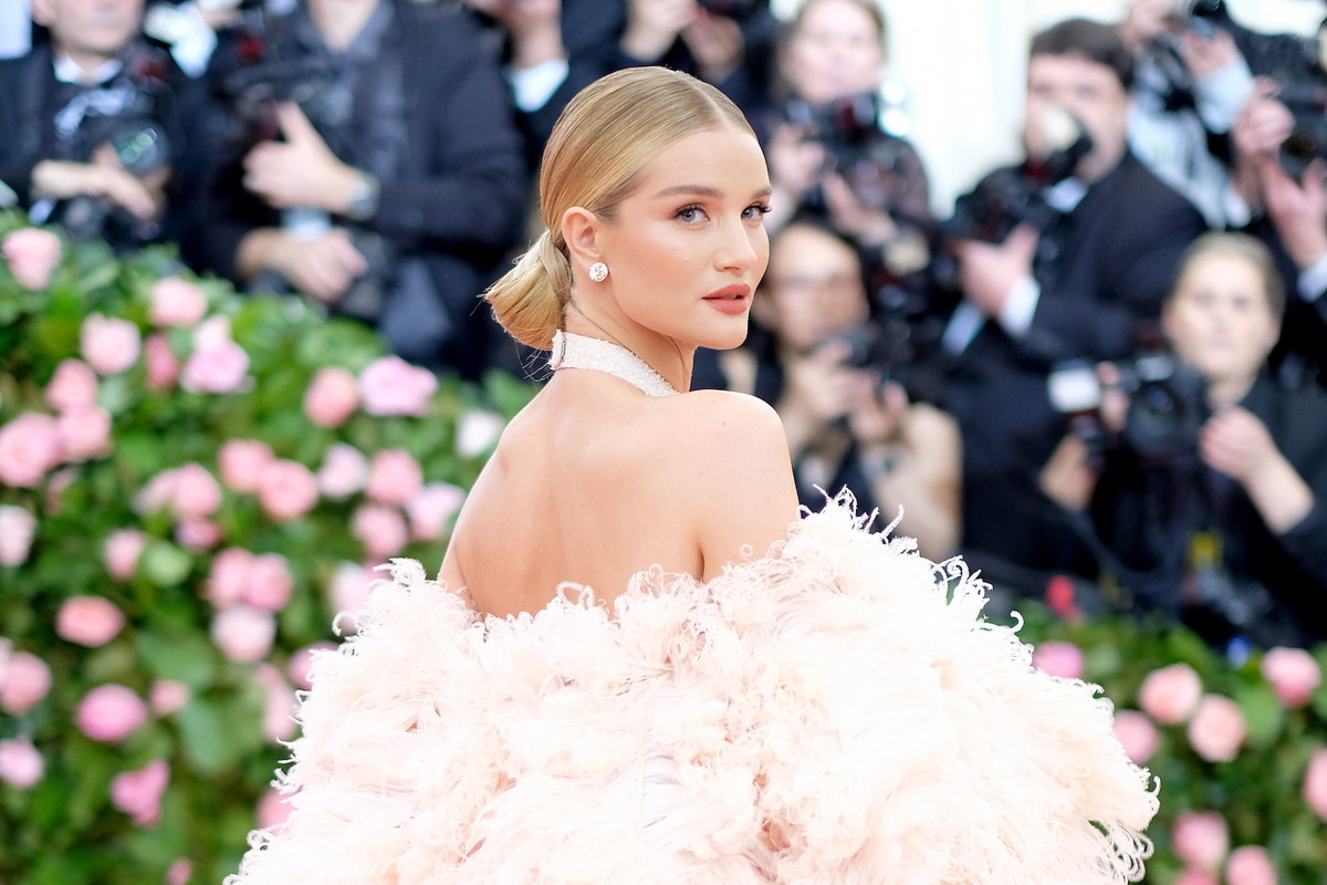 Rosie Huntington-Whiteley postawiła na kurtkę polskiej marki! Nie tylko modną, ale i idealną na zimę!