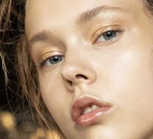 Glass skin, czyli trend w makijażu, obok którego nie można przejść obojętnie w 2021 roku