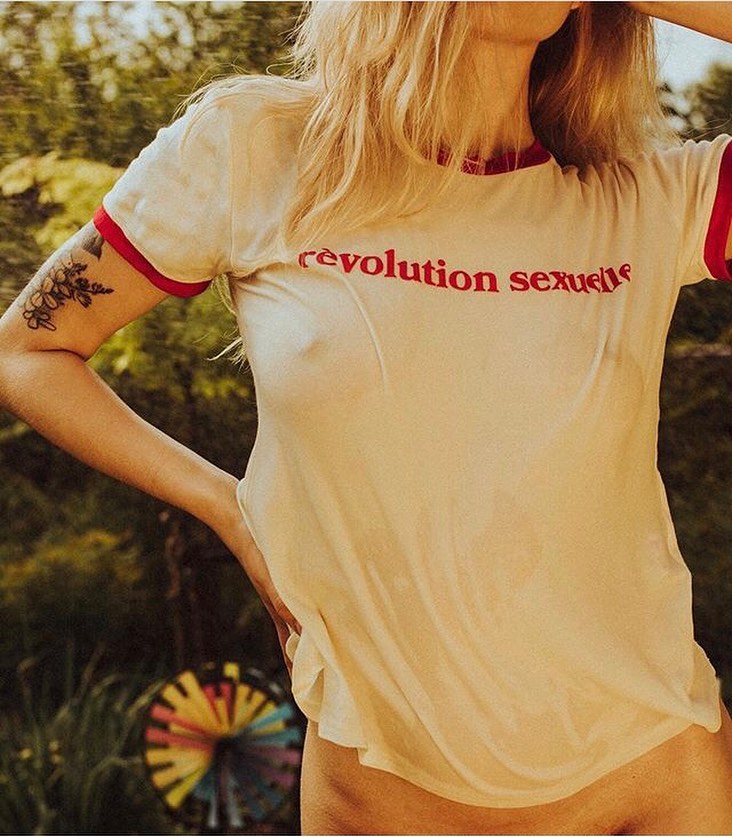 T-shirty w stylu vintage – to właśnie one są teraz najmodniejsze! Wybrałyśmy najpiękniejsze. I podpowiadamy, jak je nosić