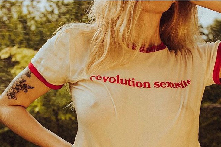 T-shirty w stylu vintage – to właśnie one są teraz najmodniejsze! Wybrałyśmy najpiękniejsze. I podpowiadamy, jak je nosić