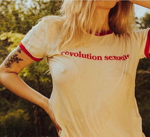 T-shirty w stylu vintage – to właśnie one są teraz najmodniejsze! Wybrałyśmy najpiękniejsze. I podpowiadamy, jak je nosić