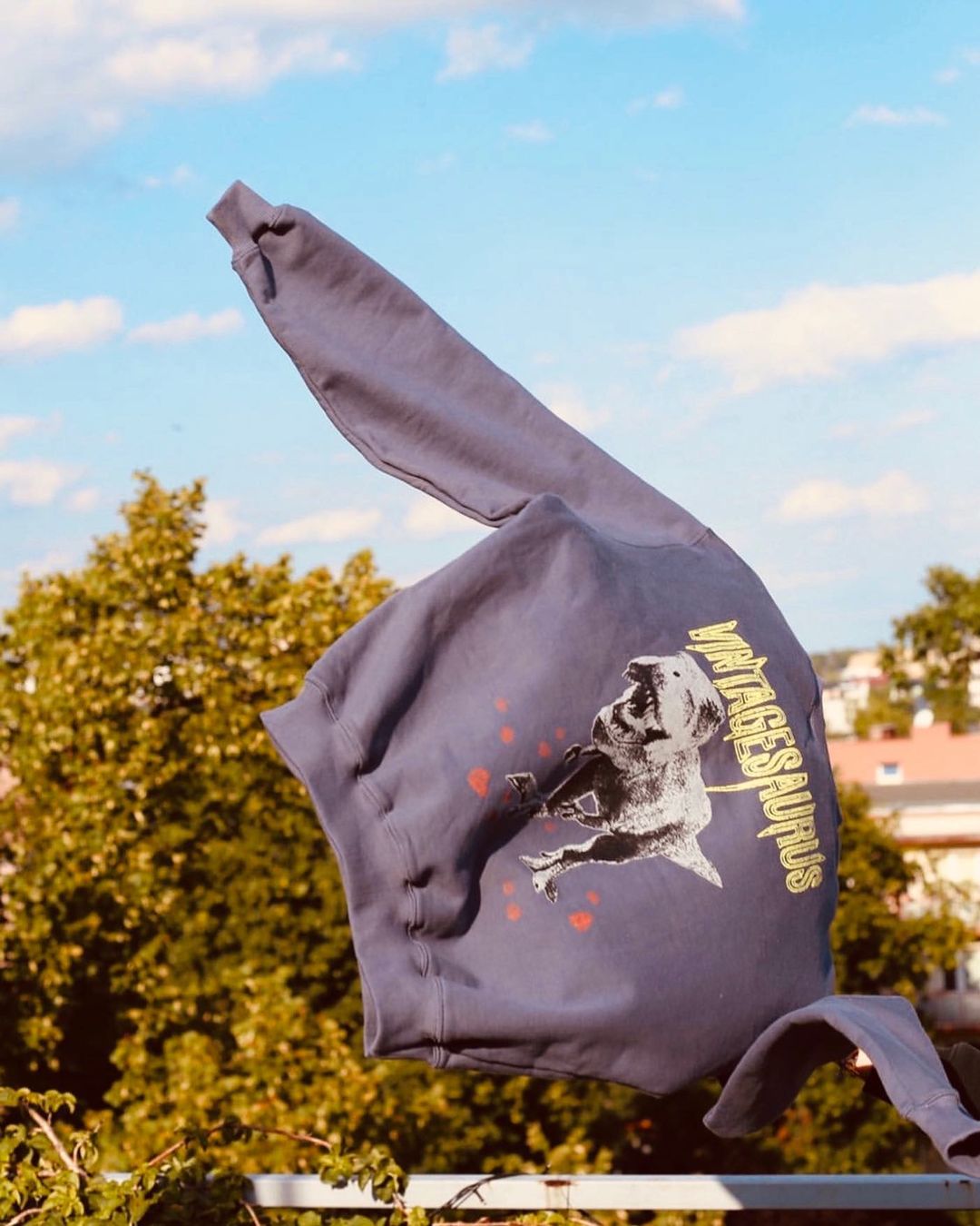 Bluzy oversize, tak wielkie i ciepłe, że zapragniesz się w nich schować. Gładkie i z najfajniejszymi nadrukami ever