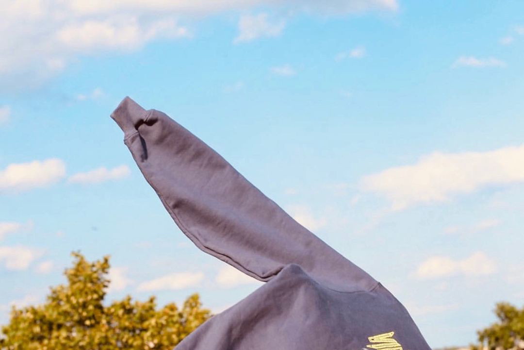 Bluzy oversize, tak wielkie i ciepłe, że zapragniesz się w nich schować. Gładkie i z najfajniejszymi nadrukami ever