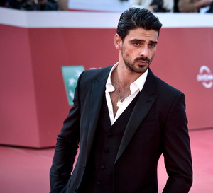 Michele Morrone stracił rolę w serialu Netflixa! Co się stało?