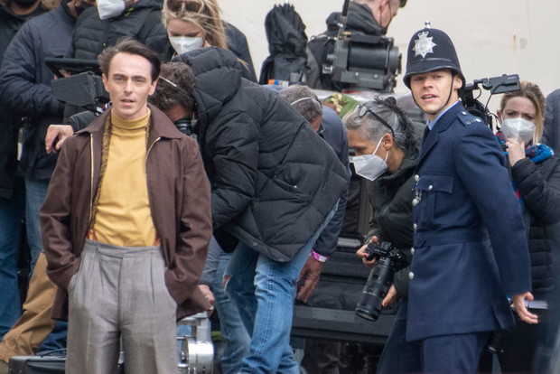 Harry Styles i David Dawson na planie filmu My Policeman