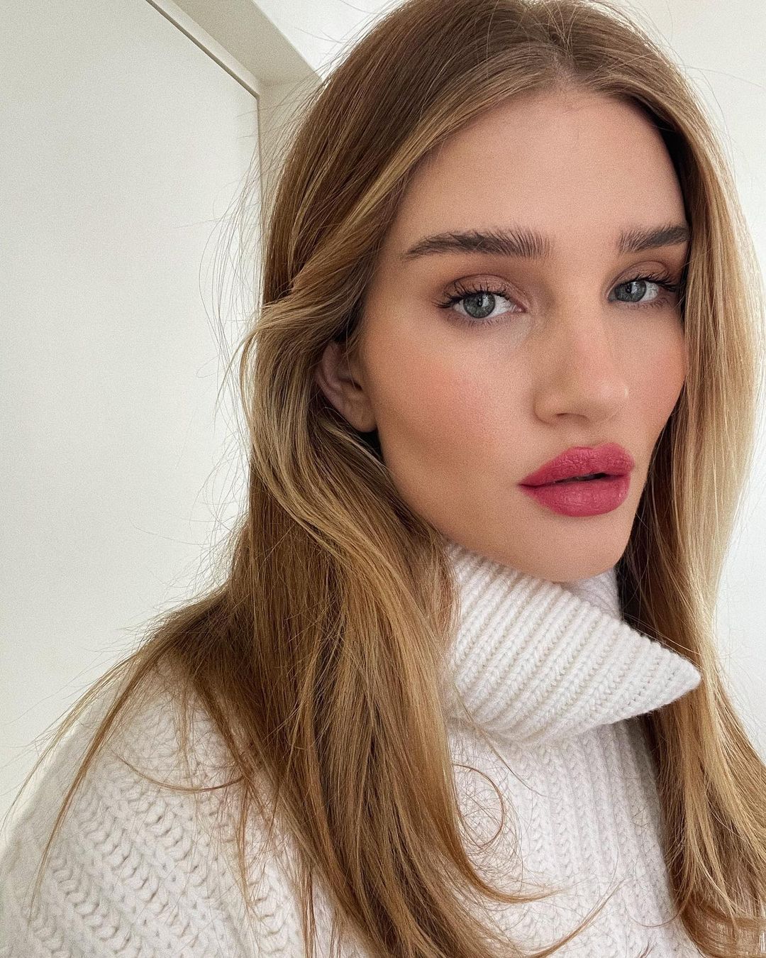 Te produkty do cery trądzikowej stosuje Rosie Huntington-Whiteley. Jeden z nich to absolutny hit!