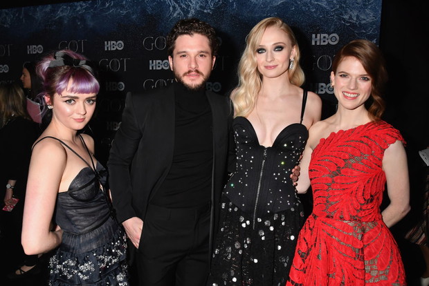 Kit Harrington I Rose Leslie z przyjaciółkami z „Gry o tron”.