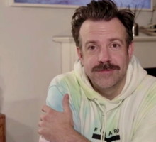 Jason Sudeikis podczas 78. gali rozdania Złotych Globów