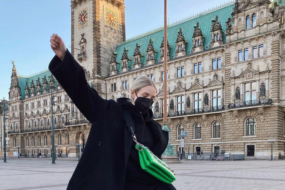 3 rzeczy, które influencerki noszą do dresu, kiedy wychodzą z domu. I chcą wyglądać szykownie