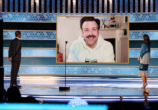 Jason Sudeikis podczas 78. gali rozdania Złotych Globów