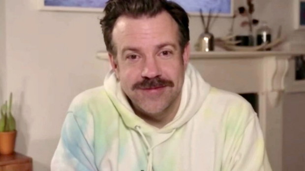 Jason Sudeikis podczas 78. gali rozdania Złotych Globów