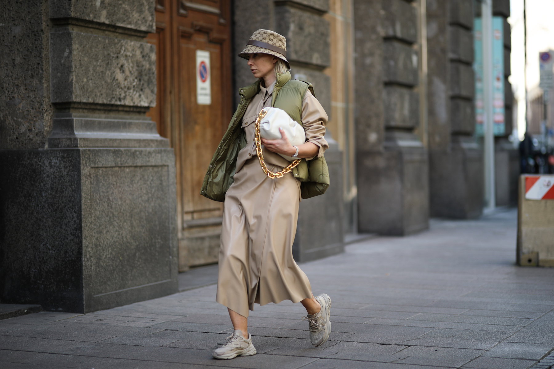 Modne sneakersy na wiosnę 2021? Te 3 trendy zdominują ulice!
