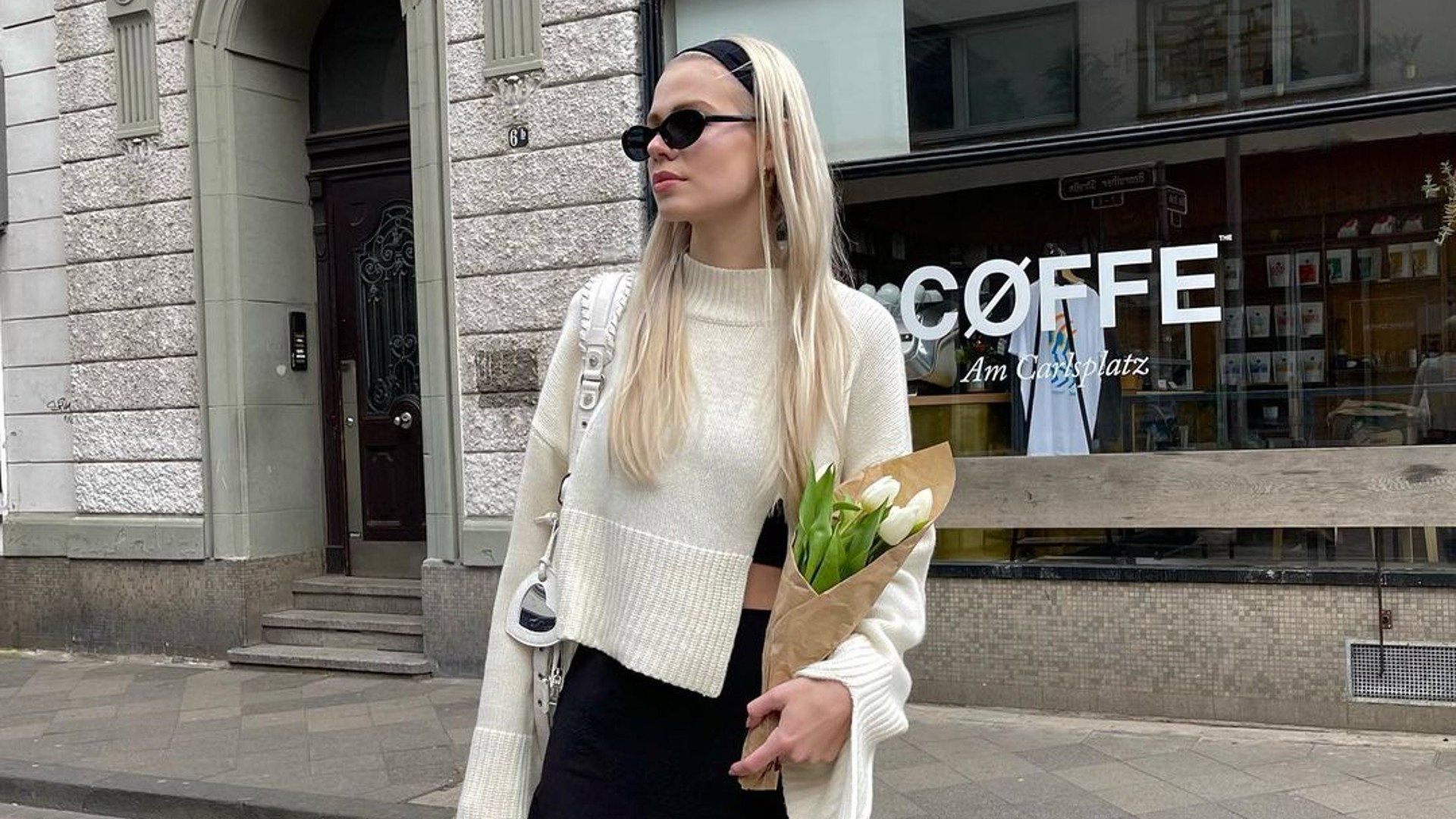 Krótka sukienka i wysokie kozaki