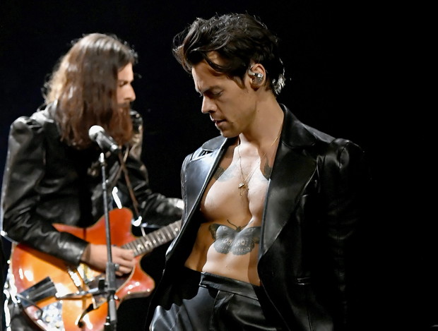 Harry Styles na Grammy Awards 2021 zaśpiewał piosenkę „Watermelon Sugar” BEZ koszulki.