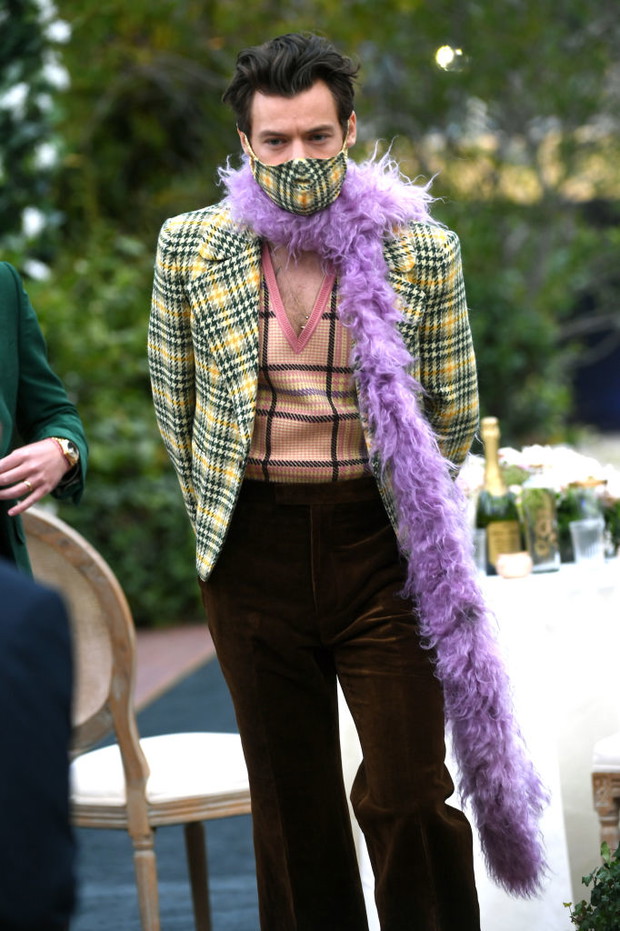 Harry Styles w looku Cher Horovitz na Grammy Awards 2021.