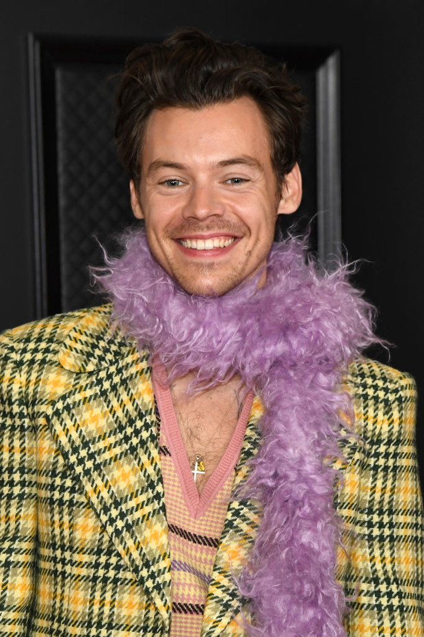 Harry Styles w looku Cher Horovitz na Grammy Awards 2021.