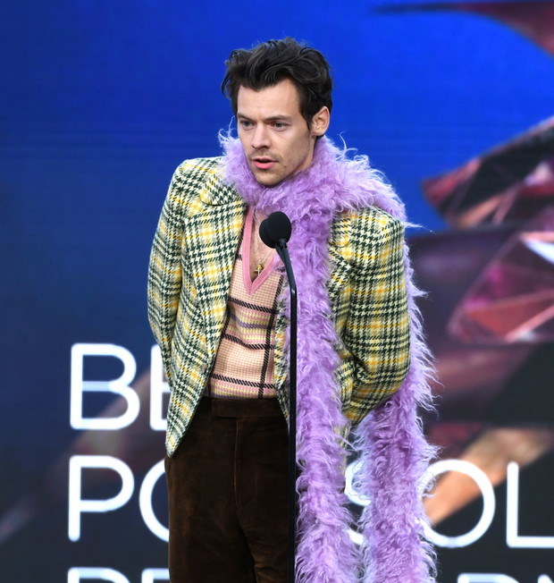 Harry Styles w looku Cher Horovitz na Grammy Awards 2021.