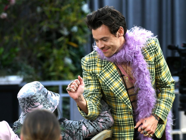 Harry Styles w looku Cher Horovitz na Grammy Awards 2021.