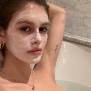 Ulubione maseczki gwiazd: Czego używają Bella Hadid, Kaia Gerber, Rita Ora czy Chrissy Teigen?